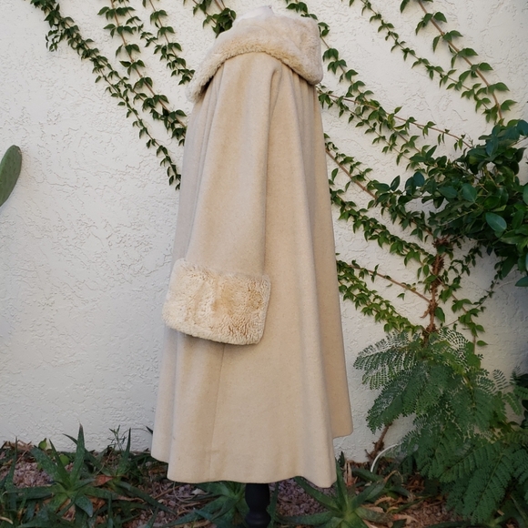 Coat With Fur collar and sleeve cuffs - Picture 4 of 8